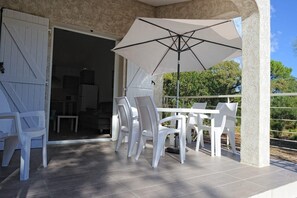 Outdoor dining - Villa du Domaine 2bed sea view (Sari-Solenzara)