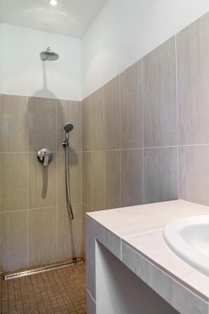 Bathroom - Villa Superior "Casella" 3 bdrms seafront (Sari-Solenzara)
