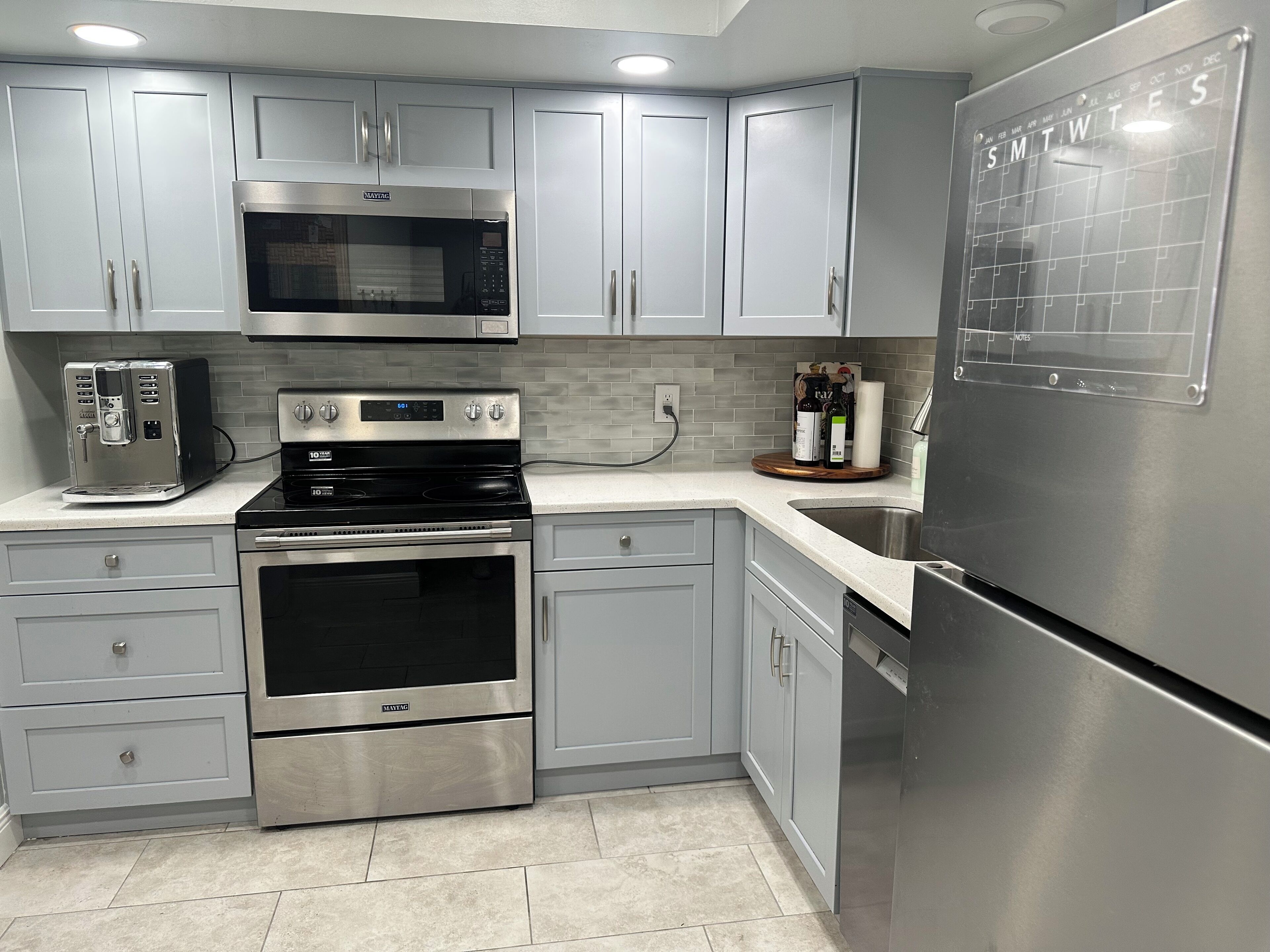 Mikrobølgeovn, ovn, kokeplater og oppvaskmaskin