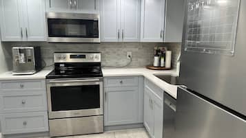 Mikrobølgeovn, ovn, kokeplater og oppvaskmaskin