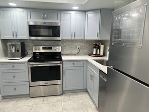 Mikrobølgeovn, ovn, kokeplater og oppvaskmaskin