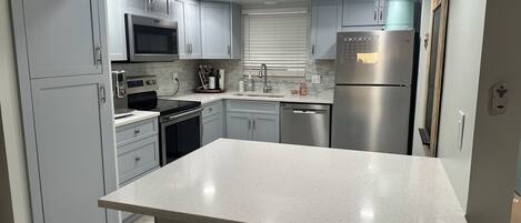 Microondas, horno, parrilla de estufa y lavavajillas