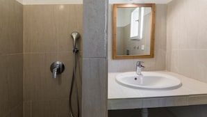 A modern bathroom with a shower, a sink, and a mirror. - Villa du Domaine 3bed park view (Sari-Solenzara)