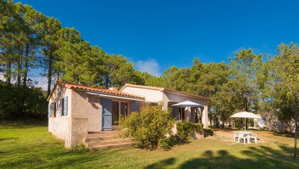 A small house with a tiled roof, a porch, and a patio with outdoor furniture. - Villa du Domaine 3bed park view (Sari-Solenzara)