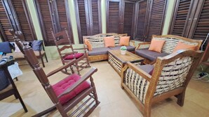 A room with a sofa set, wooden chairs, and a coffee table. - Enjoy the Peace and Nature of Jarabacoa (Jarabacoa)