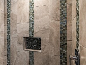 Shower, hair dryer, towels, shampoo - Bayfront Kontiki 101 (Rockport)