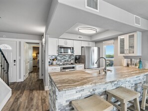 Fridge, microwave, oven, stovetop - Bayfront Kontiki 101 (Rockport)