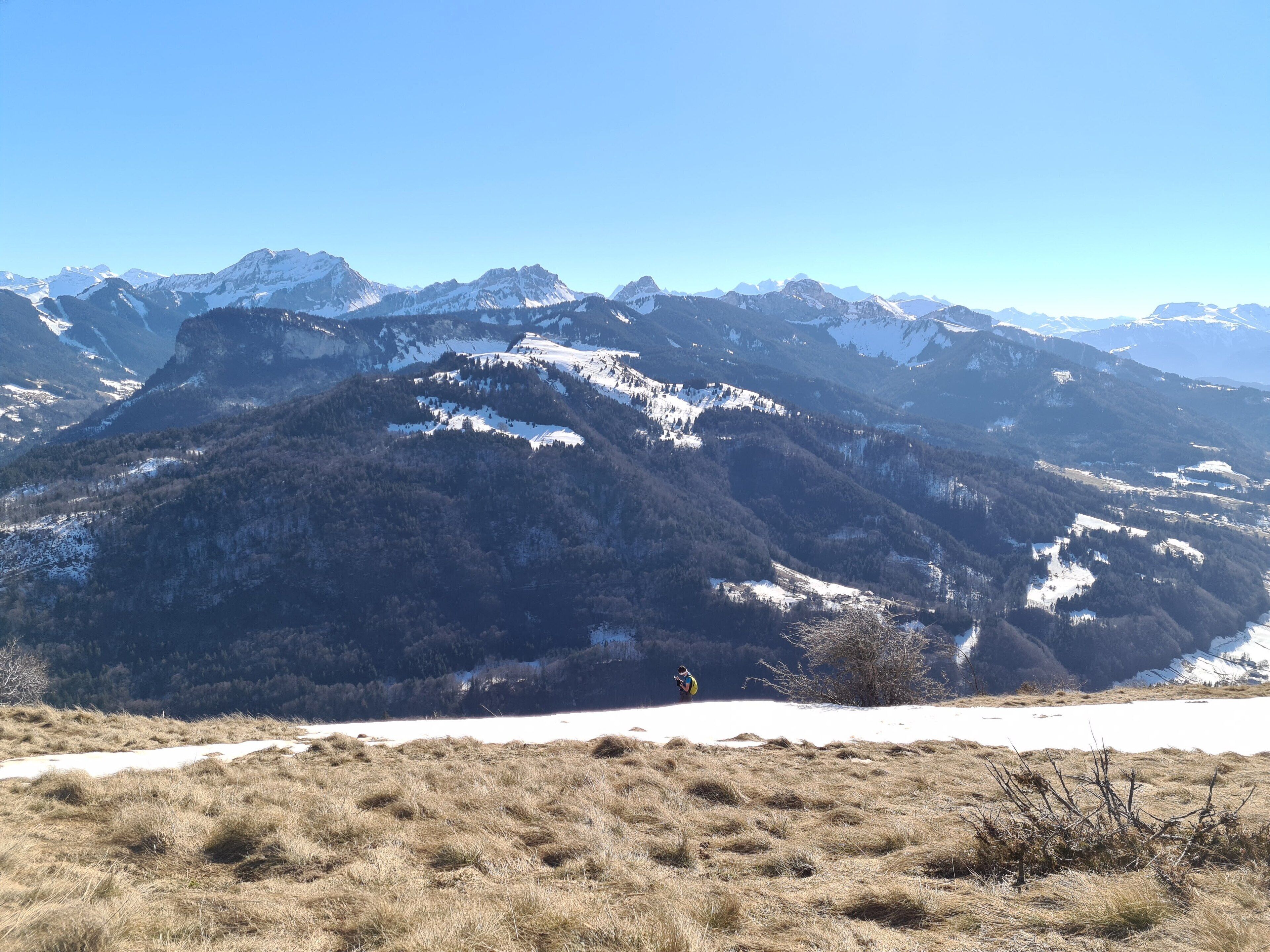 Un paysage montagneux sous un ciel dégagé.