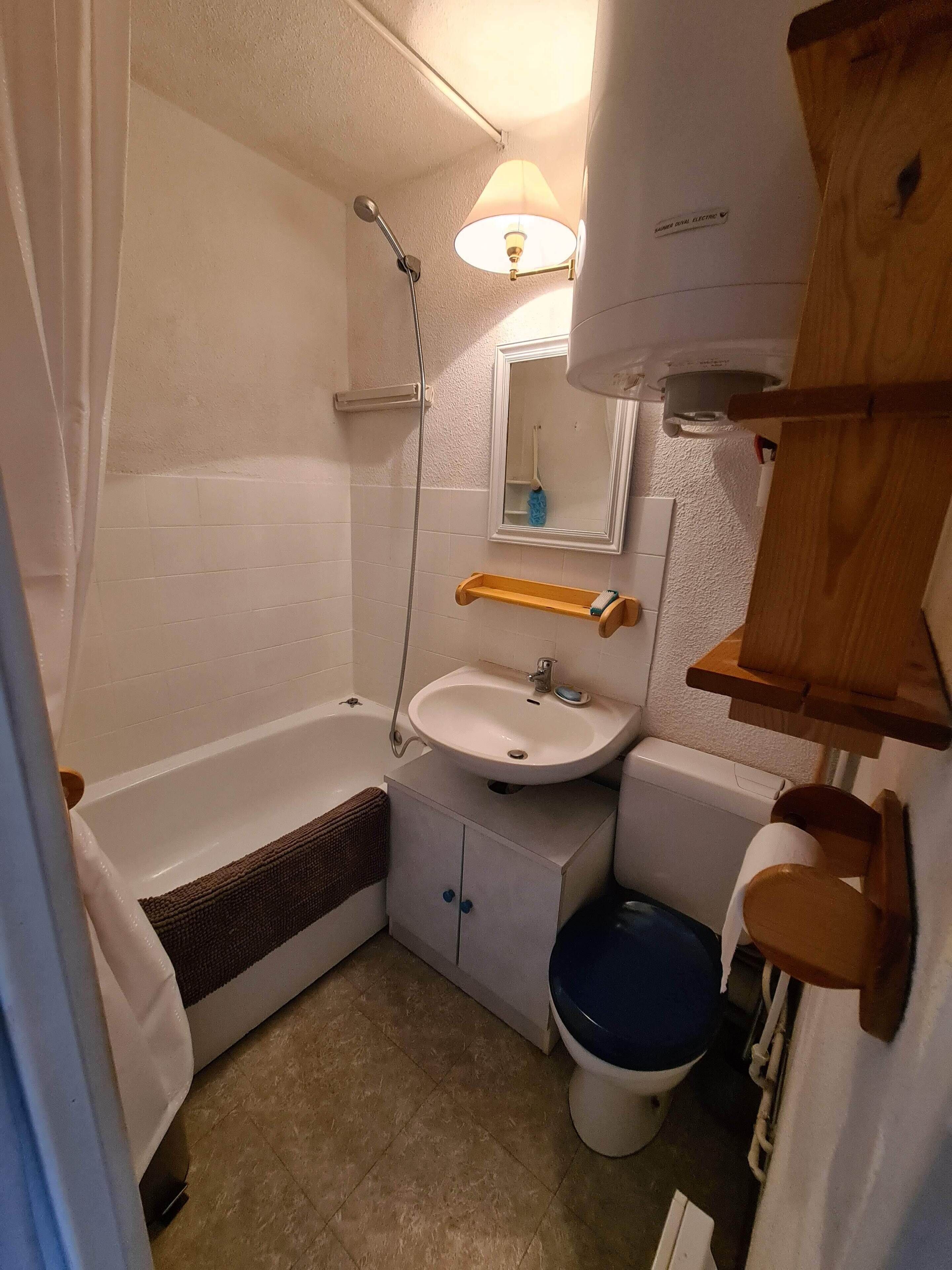 Secadora de cabello, toallas, jabón 