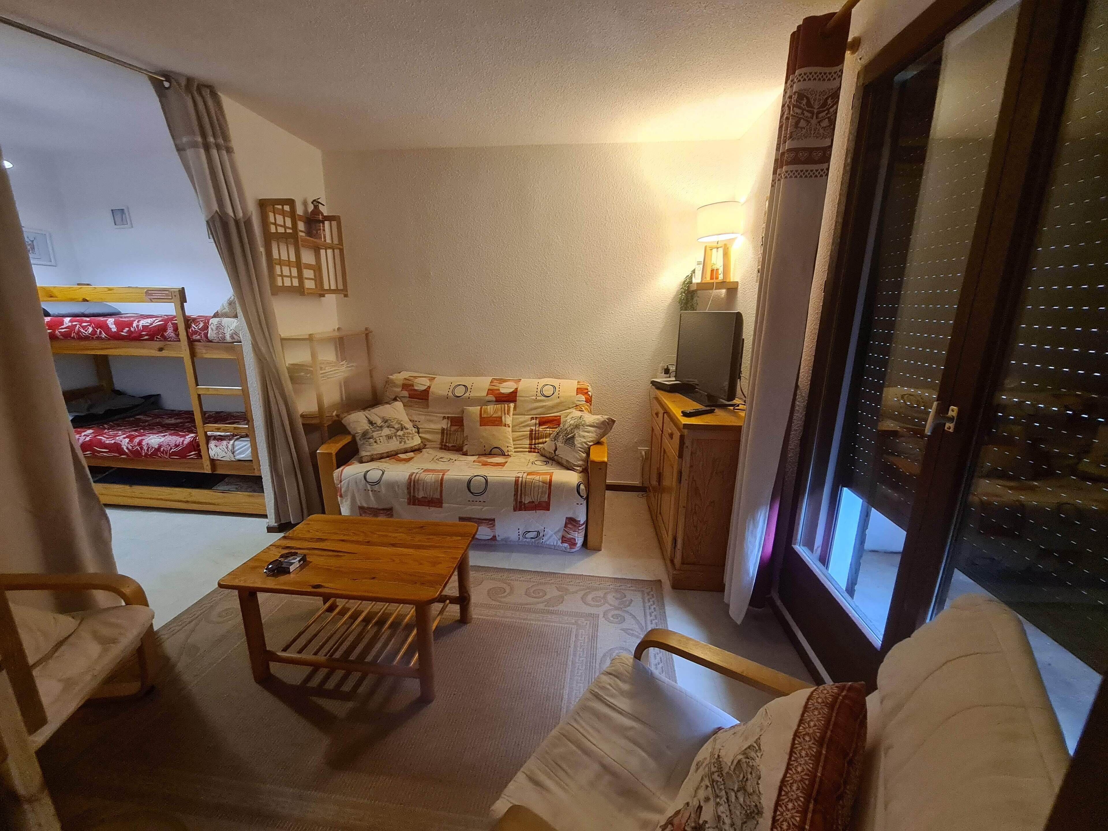 Tabla de planchar con plancha, wifi y ropa de cama 