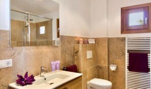 Douche, articles de toilette gratuits, sèche-cheveux