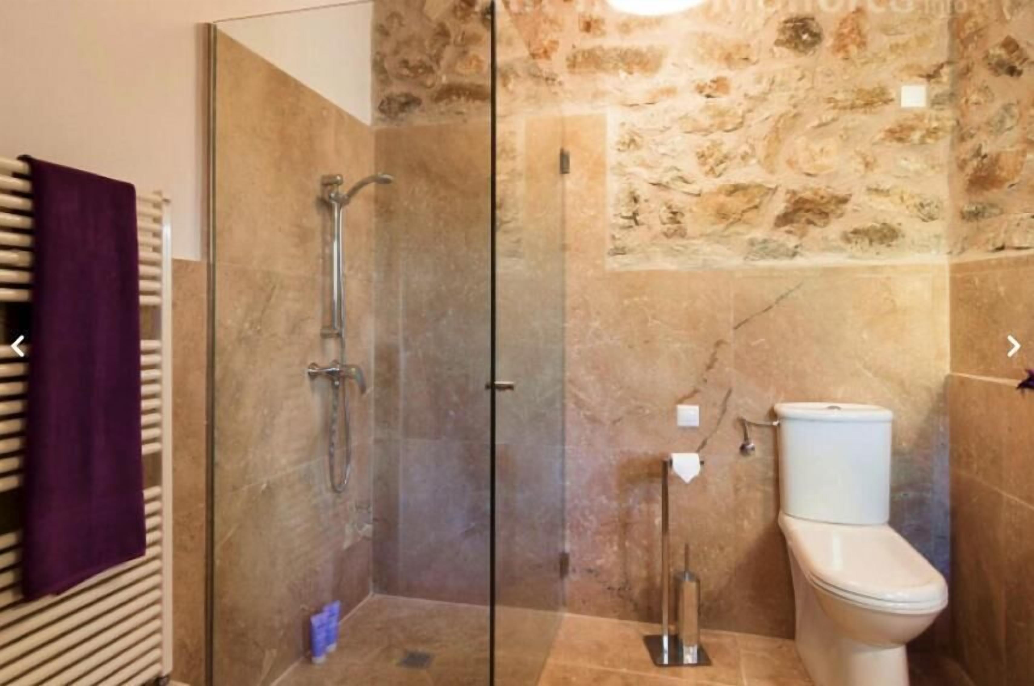 Douche, articles de toilette gratuits, sèche-cheveux