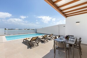 Outdoor dining - Villa Los Altos Alene 10B by Escape Home (Playa Blanca)