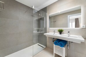 Regadera, bidet, toallas 