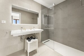 Shower, bidet, towels - Villa Los Altos Anane 10A by Escape Home (Playa Blanca)