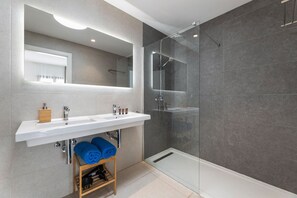 Doccia, bidet, asciugamani