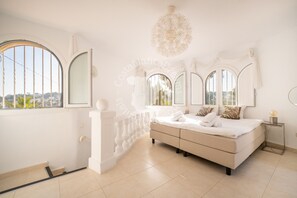 Tabla de planchar con plancha, wifi gratis y ropa de cama 