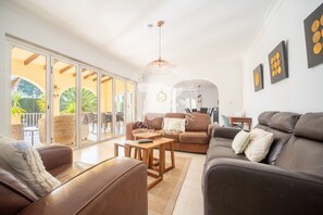 TV - CostaBlancaDreams - Villa MiraLuna in Moraira (Moraira)