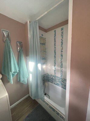 Haartrockner, Bidet, Handtücher, Seife