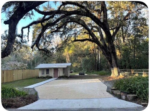 Cozy 1-bedroom cottage in peaceful Brooksville with AC