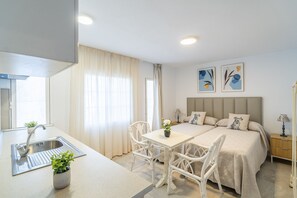 Room - Cubo's NAZ Country Stay | Family Fun B&B / rural complex / private pool / gardens / breakfast included / free Wi-Fi (Alhaurín el Grande)