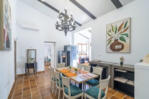 Dining - Cubo's NAZ Country Stay | Family Fun B&B / rural complex / private pool / gardens / breakfast included / free Wi-Fi (Alhaurín el Grande)