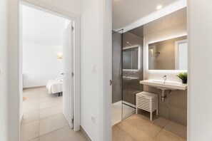 Shower, bidet, towels - Villa Los Altos Gadea 9B by Escape Home (Playa Blanca)