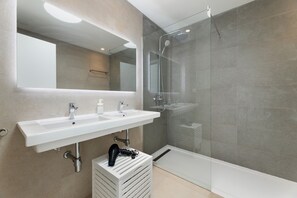 Shower, bidet, towels - Villa Los Altos Navya 13B by Escape Home (Playa Blanca)