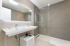 Regadera, bidet, toallas 