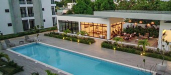 Spacious 3-bedroom apartment with private Jacuzzi close to Cruise Terminal