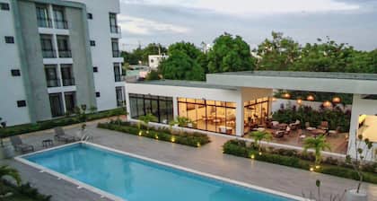 Spacious 3-bedroom apartment with private Jacuzzi close to Cruise Terminal