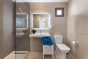 Shower, bidet, towels - Villa Los Altos Brisa 11B by Escape Home (Playa Blanca)