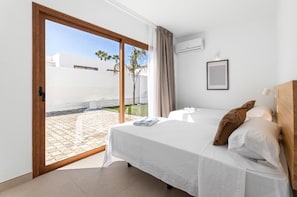 4 bedrooms, iron/ironing board, free WiFi, bed sheets - Villa Los Altos Deva 12A by Escape Home (Playa Blanca)