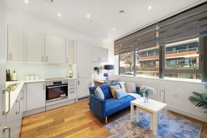 Fridge, microwave, oven, stovetop - Stylish Feltham Studio near Station & Shops (Feltham)