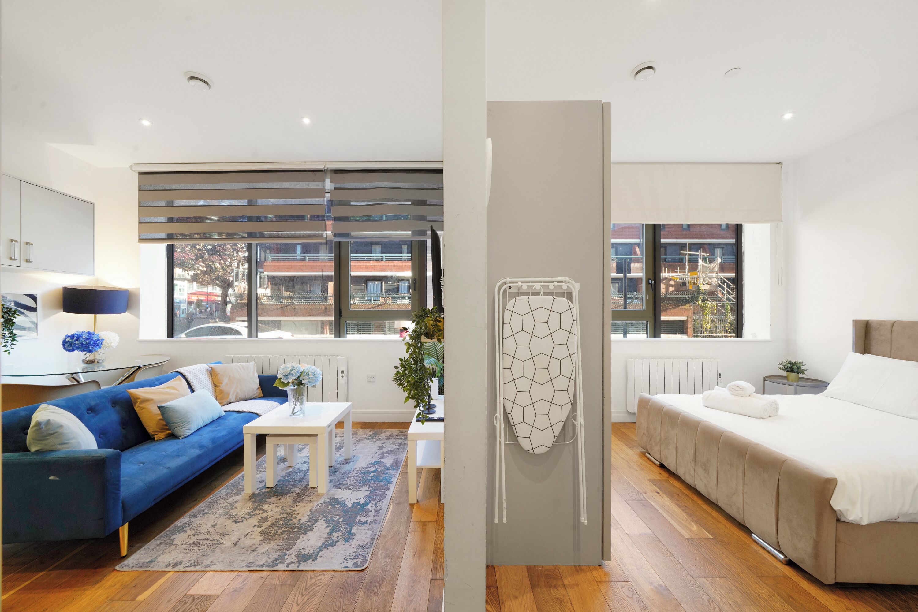 Tabla de planchar con plancha, wifi y ropa de cama 