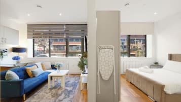 Tabla de planchar con plancha, wifi y ropa de cama