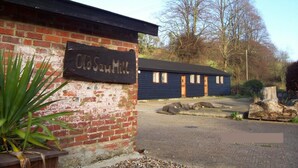 A brick building with a sign reading "Old Saw Mill". - Nice Holiday Home in Hastingleigh (Ashford)