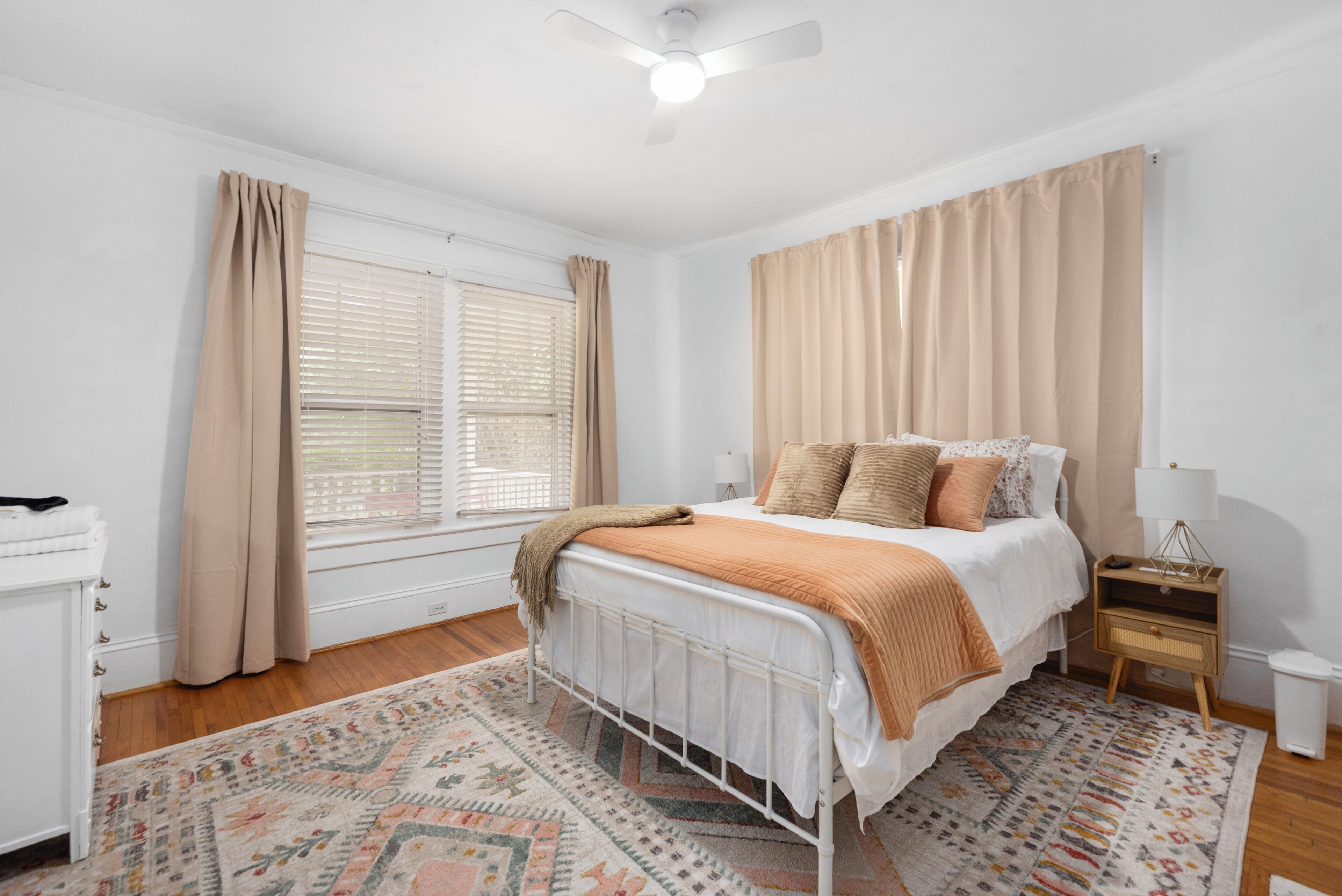 Fer et planche à repasser, Wi-Fi gratuit, draps fournis