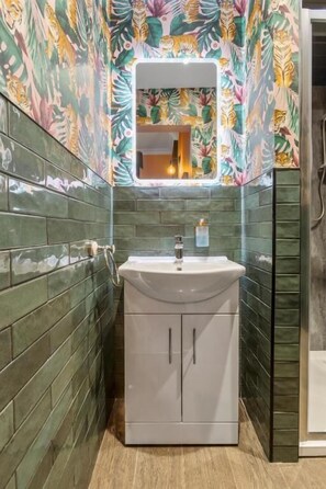 Single Room | Bathroom - Clarence House (Londonderry)