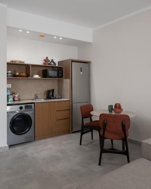 Căn hộ tiện nghi đơn giản, ban công, quang cảnh vườn | Nội thất