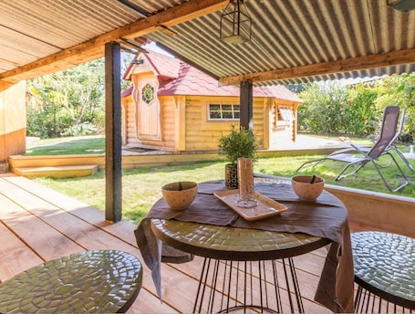 Outdoor dining. LE COCON DES CINQ SENS - The unusual Finns