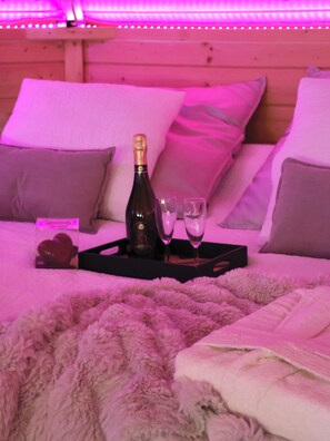 Bed sheets - The Cocoon of the Five Senses - the Finnish Unusual (Haute-Goulaine)