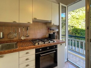 Frigorífico, horno, placa de cocina y cafetera o tetera