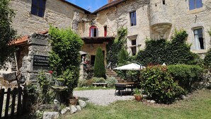 A stone building with a sign reading "Château de St. Chamaran." - Le Grand Gîte Renaissance au Château (12 pers.) - Lot (Saint-Chamarand)