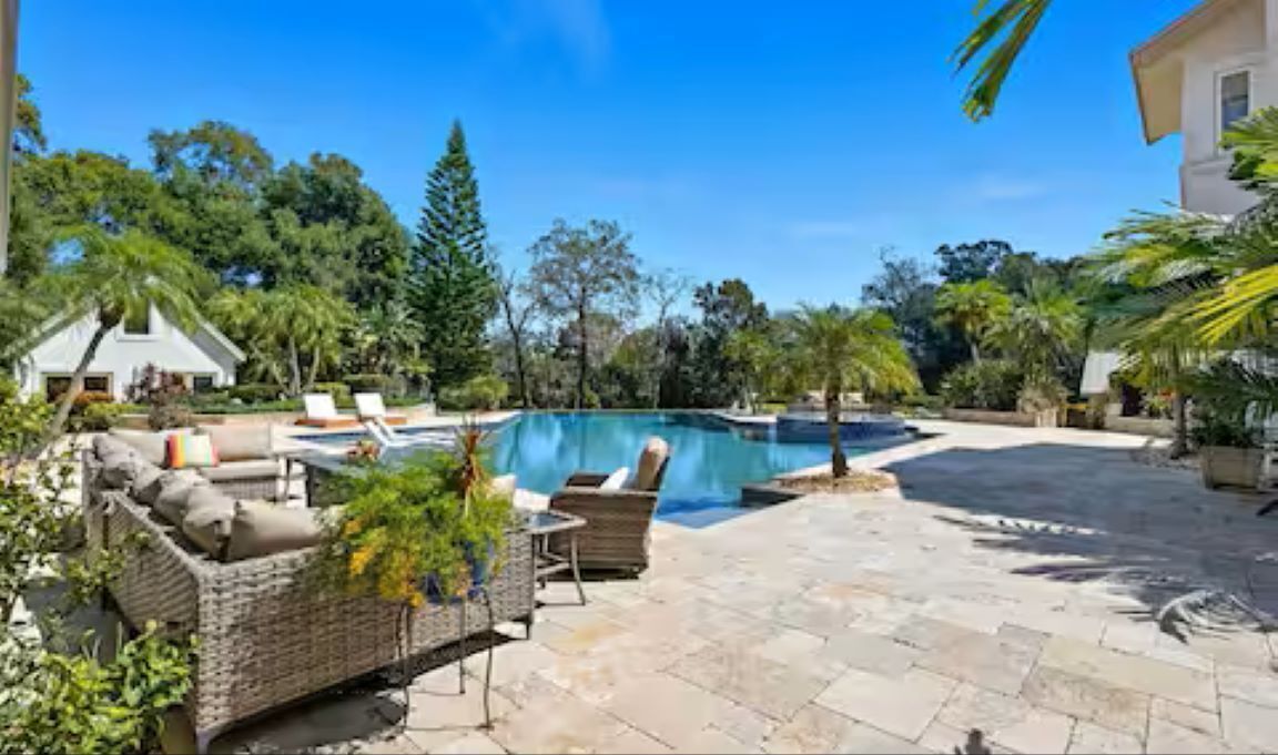 Utendørsbasseng og et oppvarmet basseng