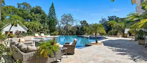 Utendørsbasseng og et oppvarmet basseng