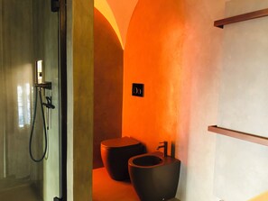 Shower, hair dryer, bidet, towels - Boutique loft just steps from the Colosseum - Gio Roma (Roma)