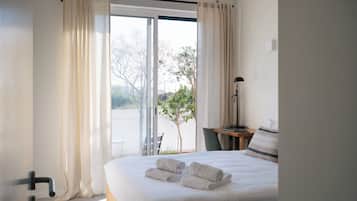 Camera doppia, bagno condiviso | Una scrivania, postazione laptop, tende oscuranti, insonorizzazione