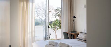 Doppelzimmer, Gemeinschaftsbad | Schreibtisch, laptopgeeigneter Arbeitsplatz, Verdunkelungsvorhänge