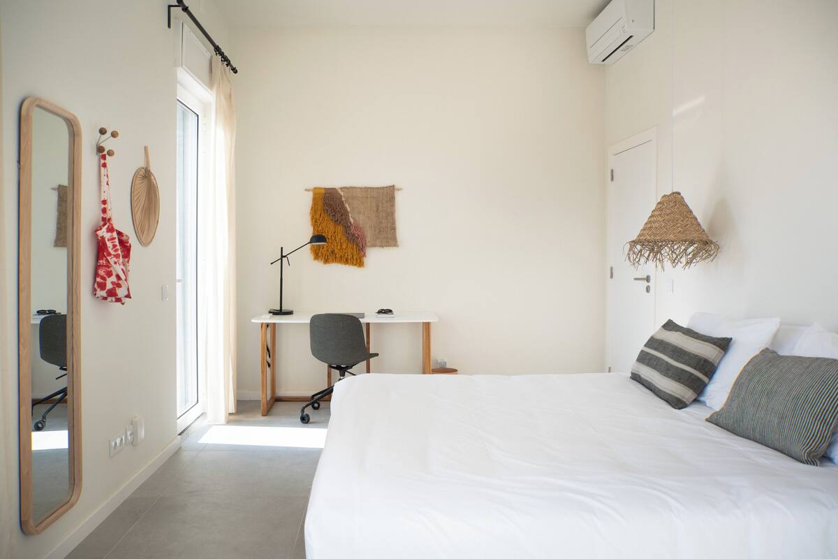 Double Room, Shared Bathroom | Desk, laptop workspace, blackout drapes, free WiFi